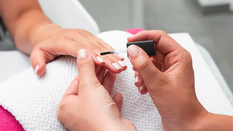 Nail Art wird im Nagelstudio aufgetragen – Nailounge 101 Charlottenburg