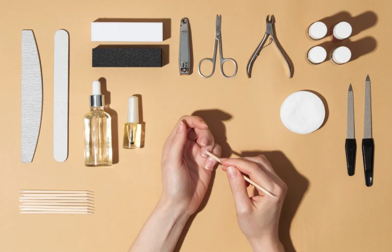 Maniküre-Werkzeuge: Nagelfeilen, Schere und Nagelhautzange – Nailounge 101 Berlin