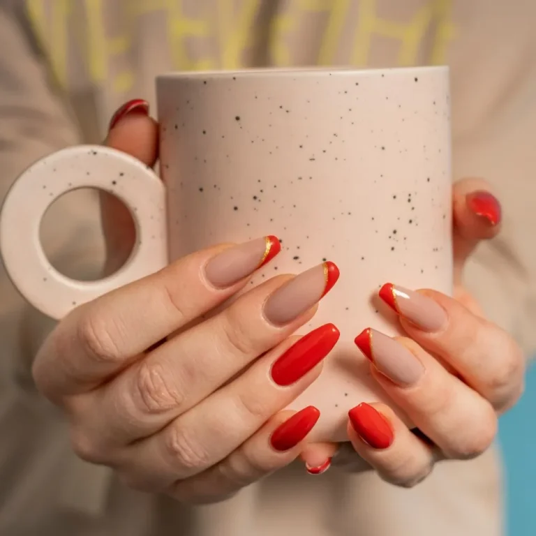 Gepflegte Hände mit roten Gelnägeln halten eine Tasse – Nagelstudio Nailounge 101 Charlottenburg