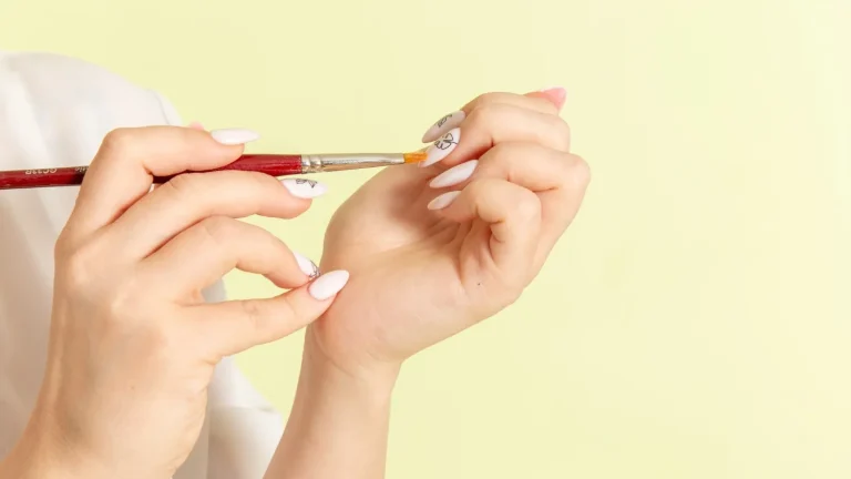 Nagellack wird mit dem Pinsel aufgetragen – Maniküre bei Nailounge 101 Berlin