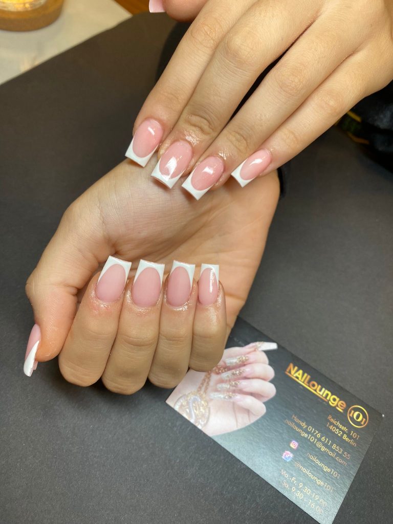 French Nails neben der Visitenkarte von Nailounge 101