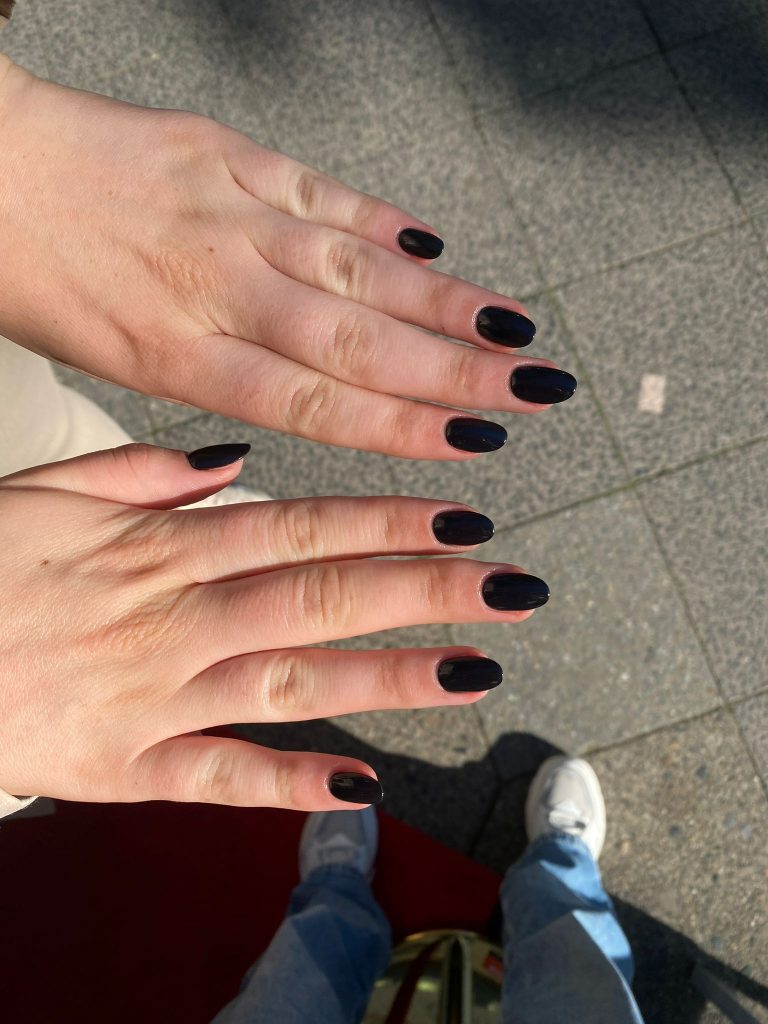 Kurze Nägel in Schwarz – Nailounge 101 Berlin-Westend
