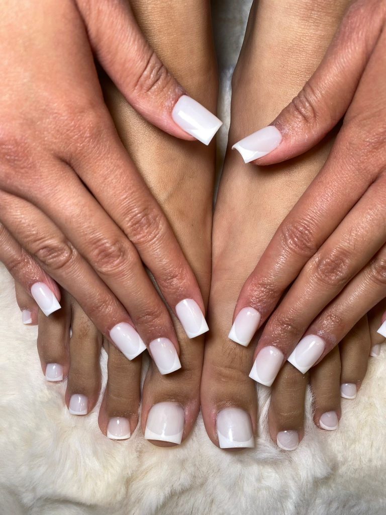 Weiße French Nails in eckiger Form – Nailounge 101 Berlin